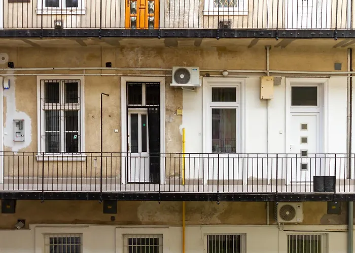 Bee-Happy Apartment Downtown